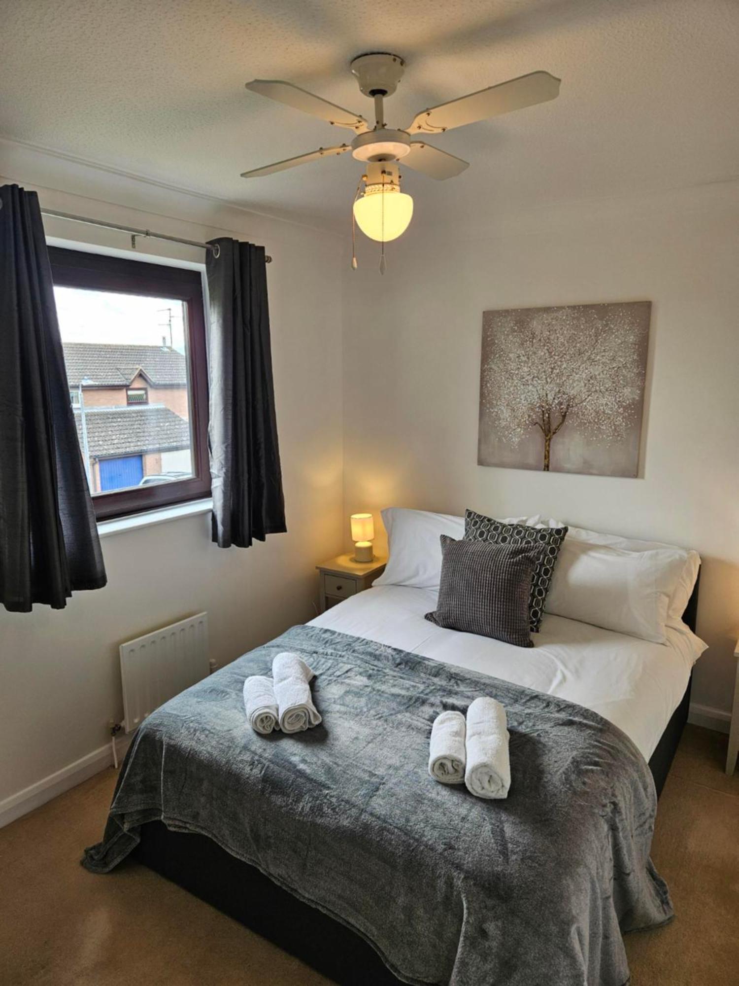 Redcot Gardens Stamford 4 Bed Contractor Familt Home With Parking Eksteriør billede