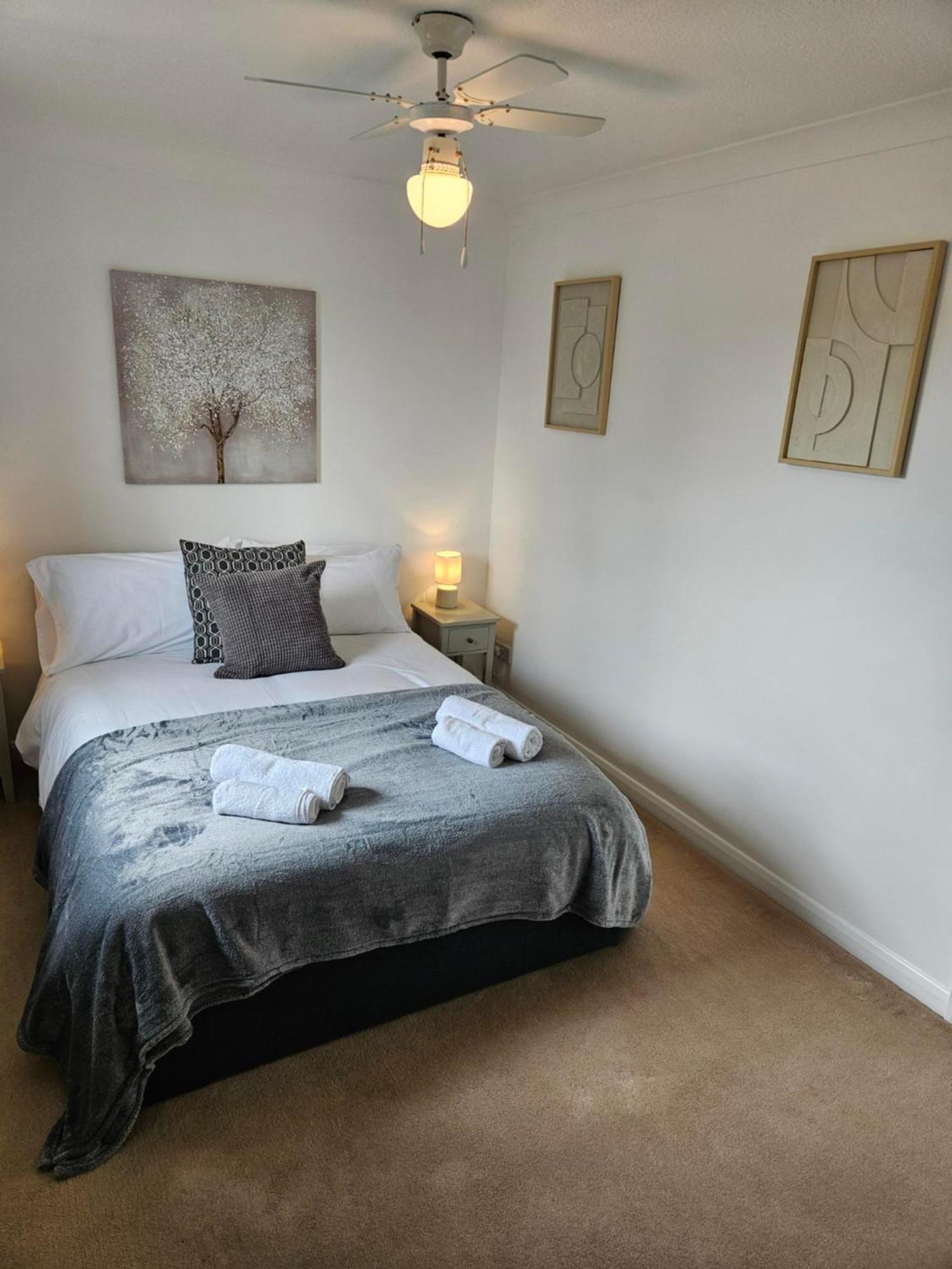 Redcot Gardens Stamford 4 Bed Contractor Familt Home With Parking Eksteriør billede