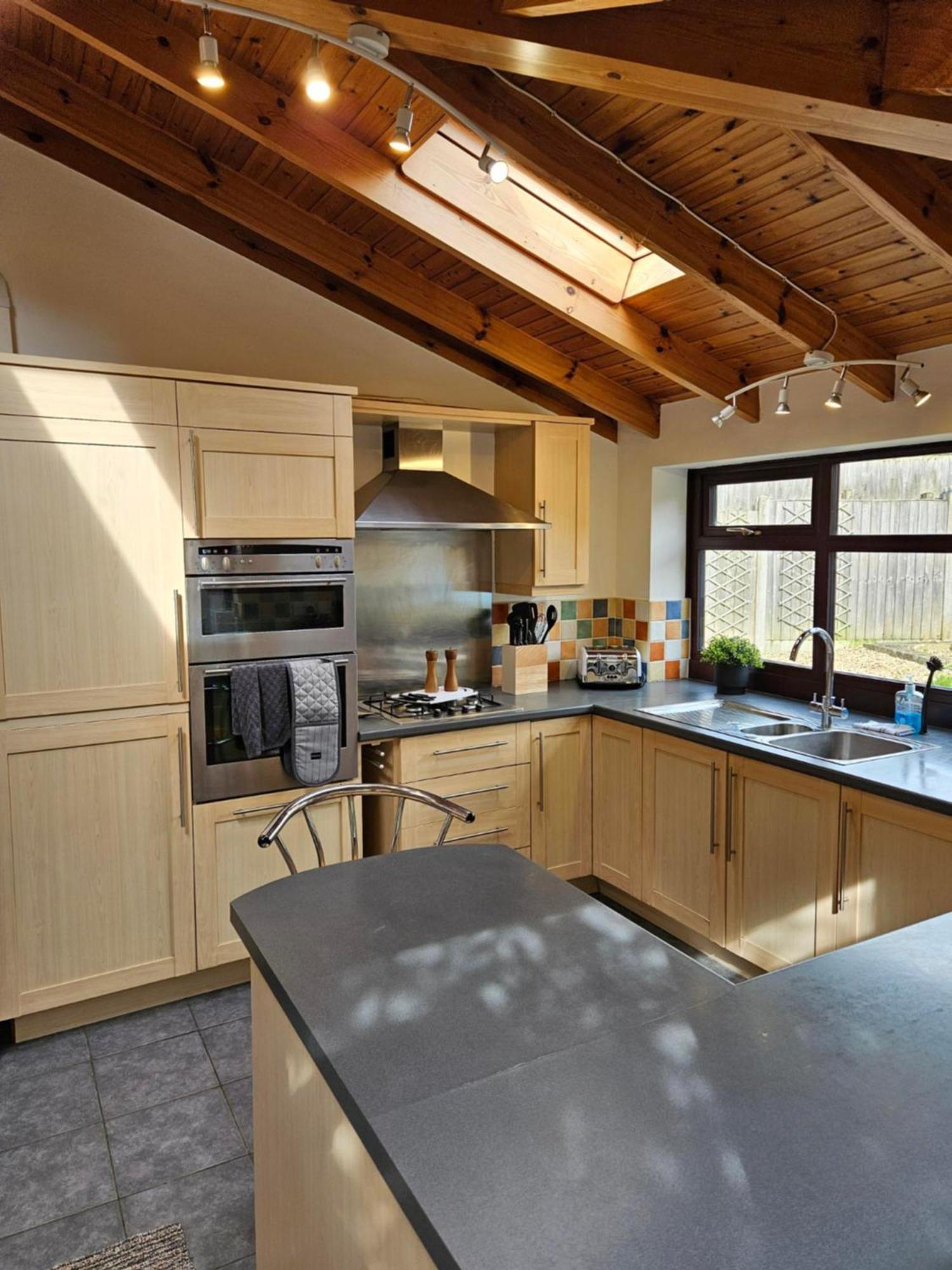 Redcot Gardens Stamford 4 Bed Contractor Familt Home With Parking Eksteriør billede