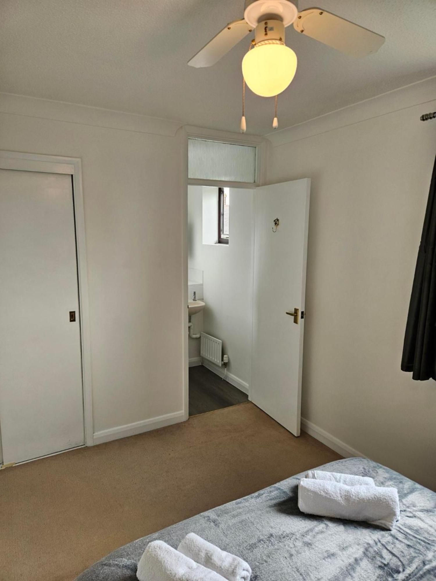 Redcot Gardens Stamford 4 Bed Contractor Familt Home With Parking Eksteriør billede