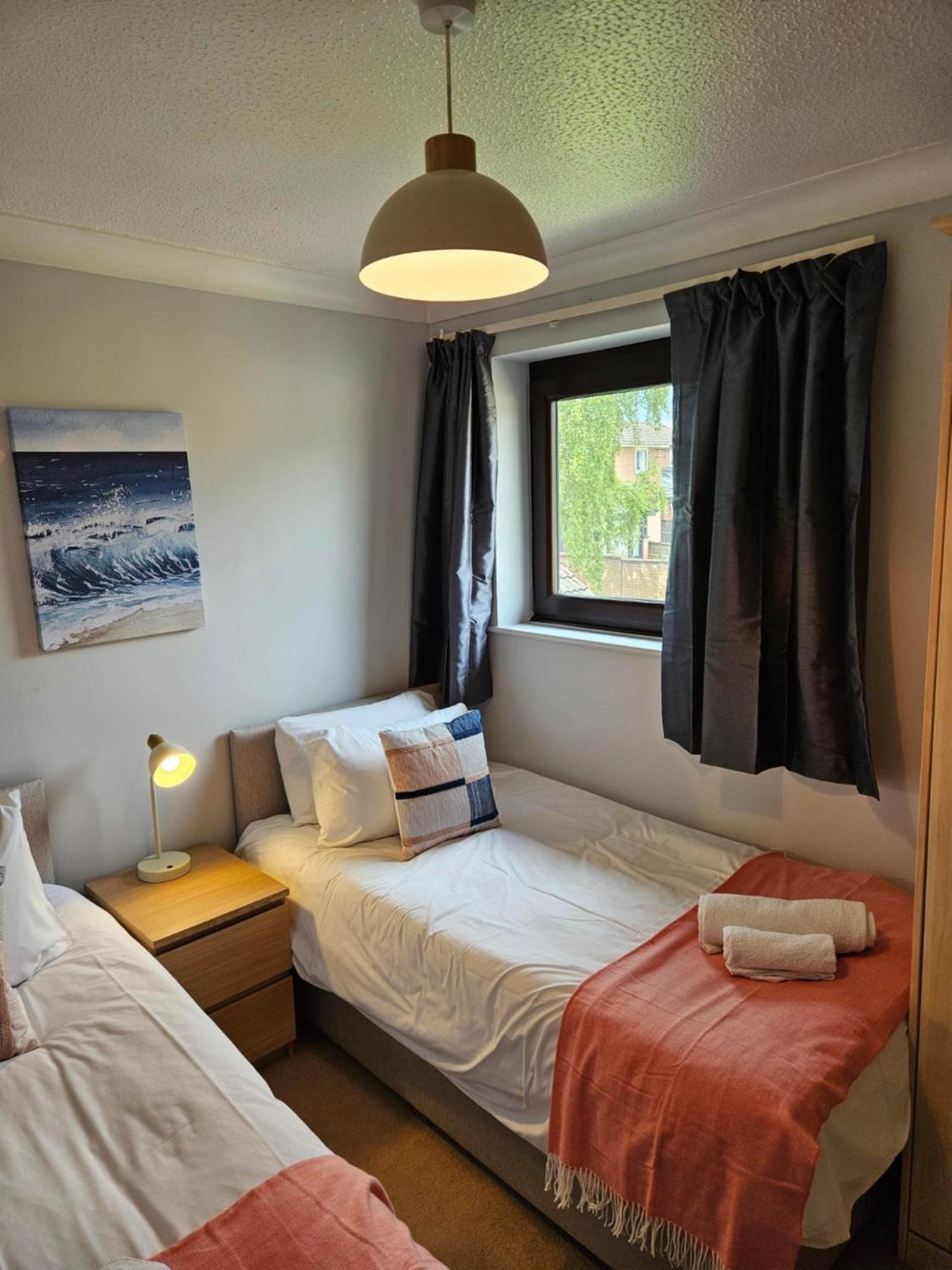 Redcot Gardens Stamford 4 Bed Contractor Familt Home With Parking Eksteriør billede