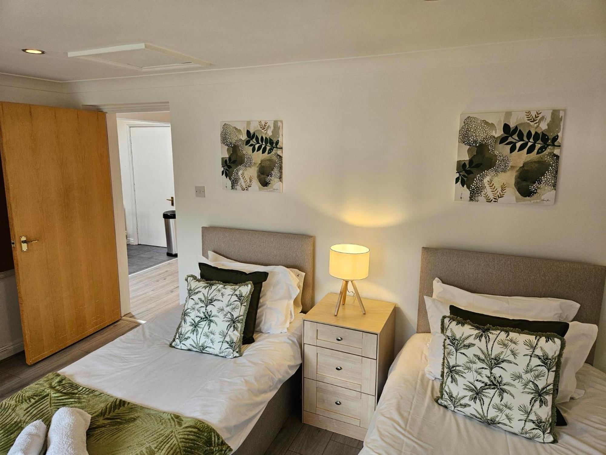 Redcot Gardens Stamford 4 Bed Contractor Familt Home With Parking Eksteriør billede