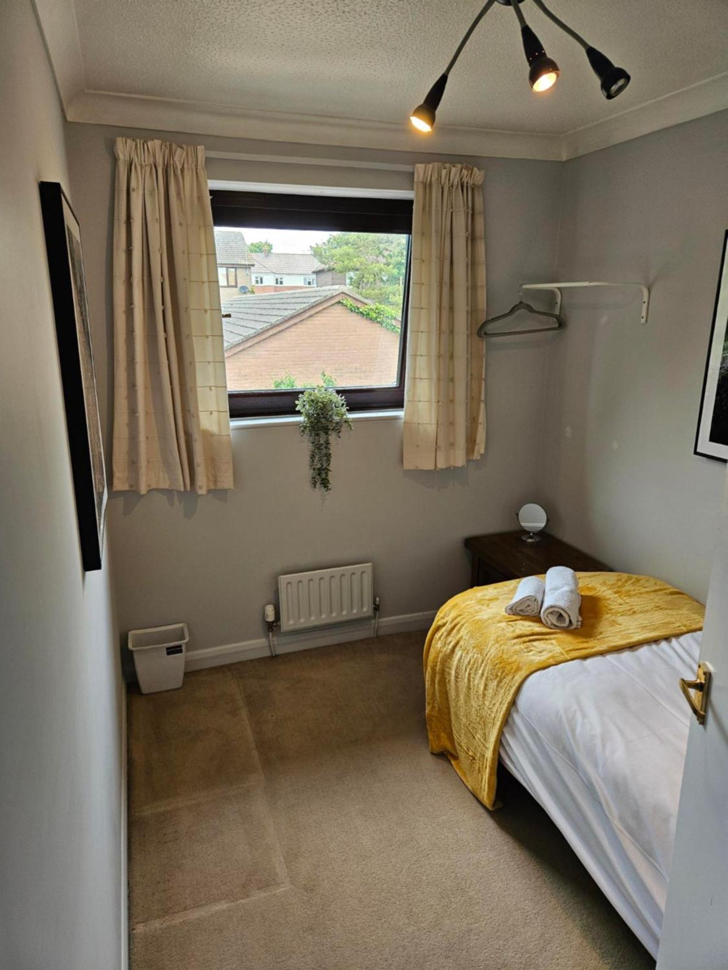 Redcot Gardens Stamford 4 Bed Contractor Familt Home With Parking Eksteriør billede